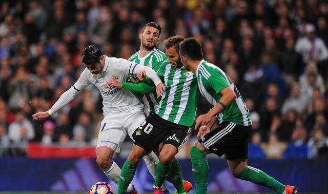 包含沃特福德逼平对手，积分榜位置稳固！的词条